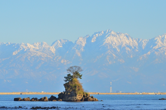 雨晴海岸より海越しに立山連峰を望む